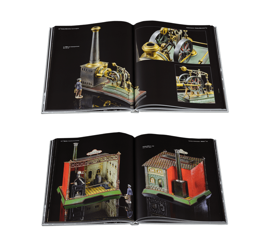 Antikes Dampfspielzeug in einem Buch, Dampfbetriebene Motoren und Fabriken - aus der Sammlung Peter Jäger